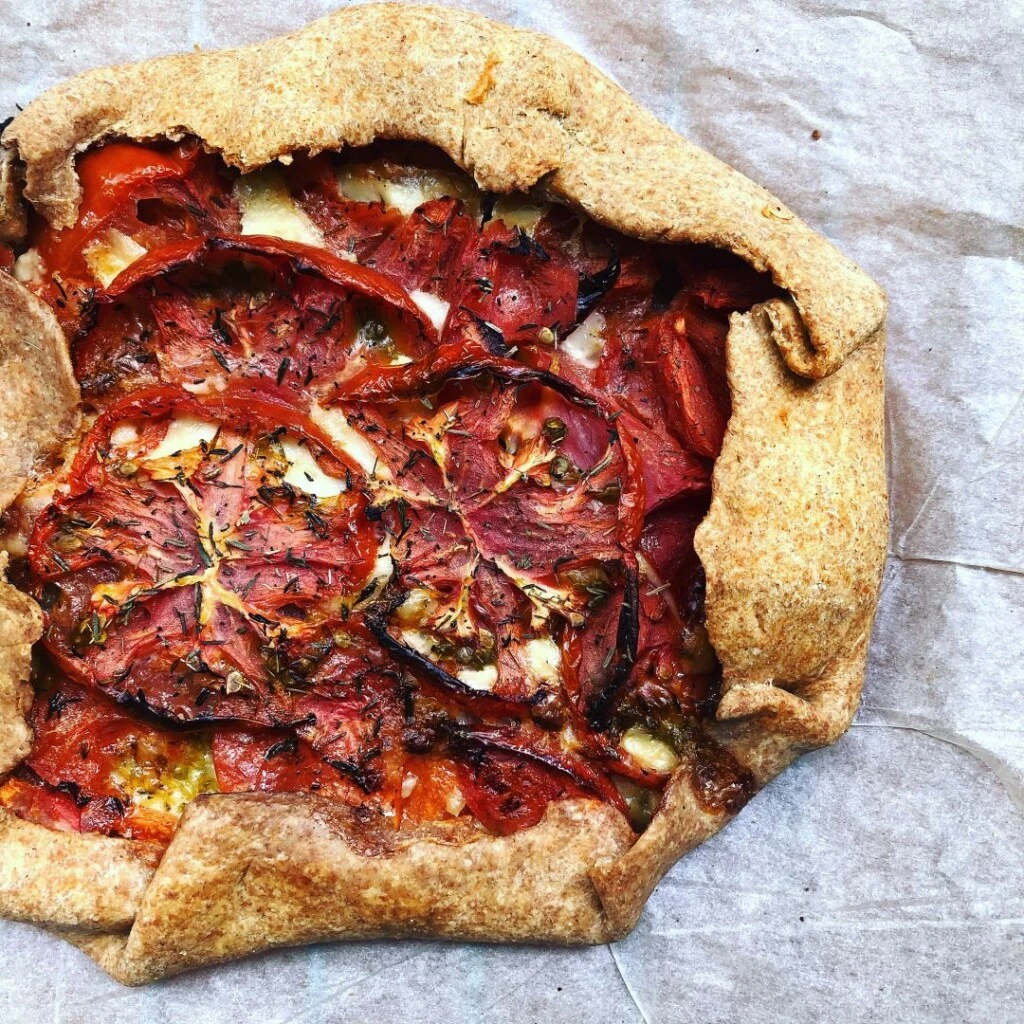 Tarta rústica de queso y tomate: una receta fácil, deliciosa y que te saca de apuros

