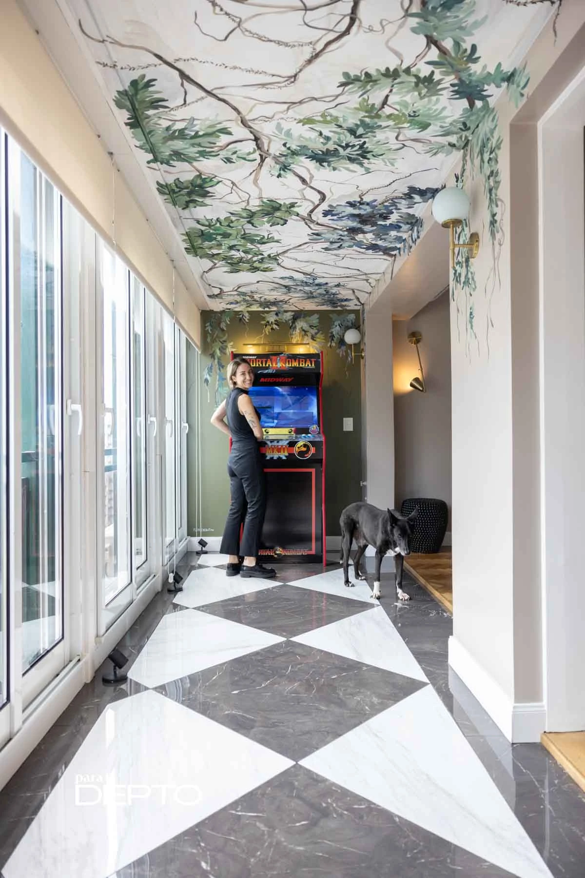 Murales en el techo inspirados en "un bosque no tan feliz" y el Arcade de Mortal Kombat. 