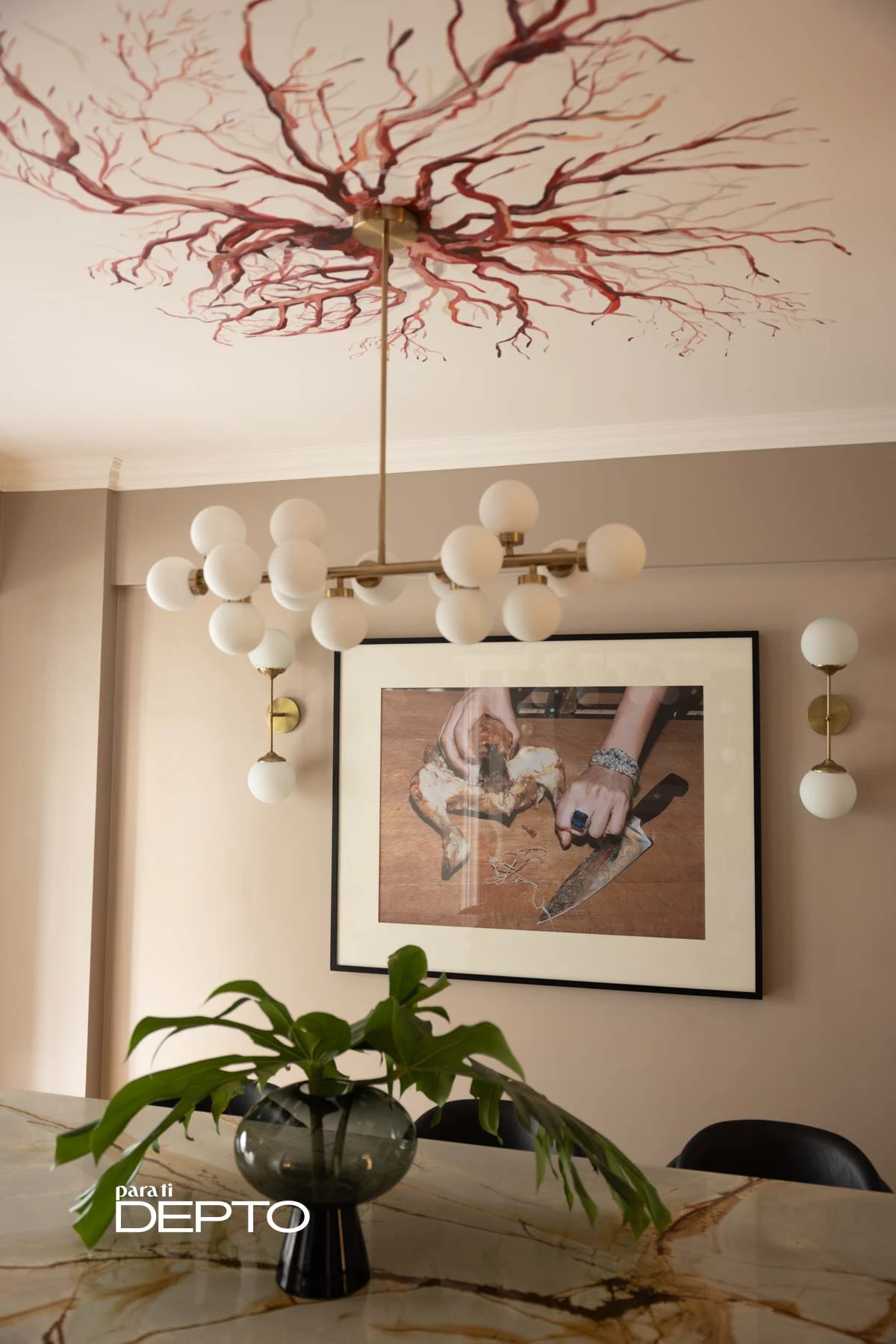 Es otra cosa. Son los murales –en la paredes y en el techo- de la artista Flor Chedufau.  