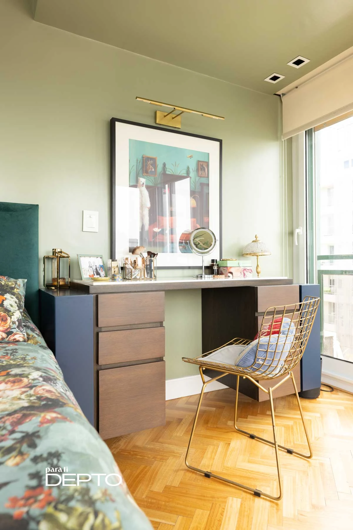 El vanity, un gusto que se dio Agostina al diseñar su cuarto. 