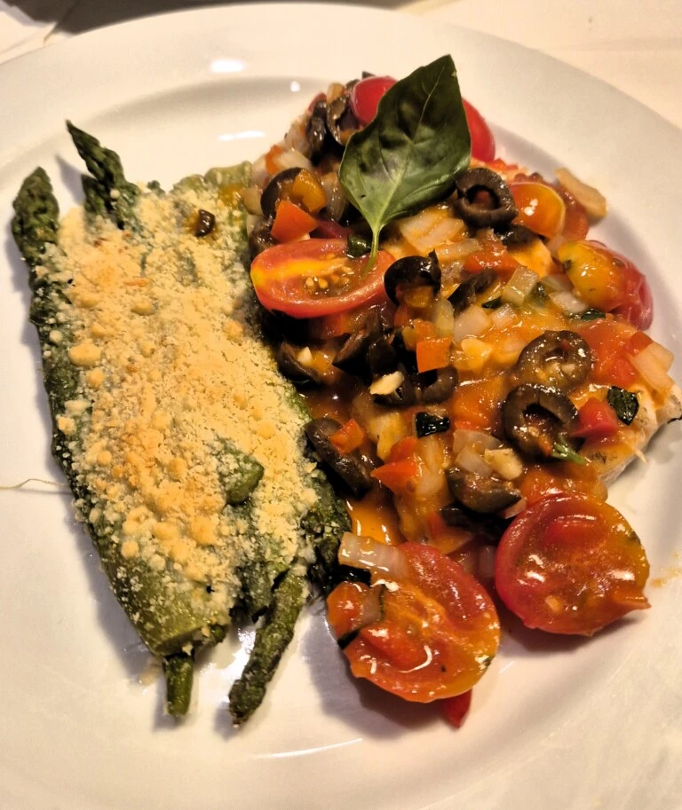 Pescado con espárragos gratinados de la Parolaccia