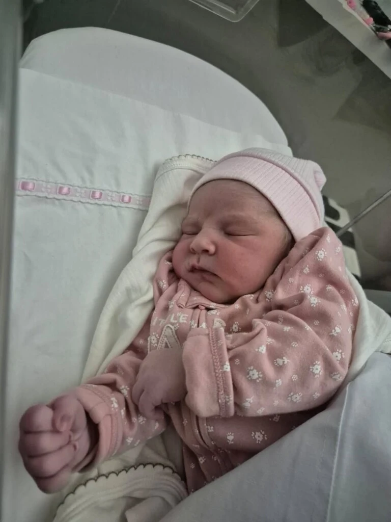 Catalina, la primera hija de Lucas y primera nieta de mujer de Batistuta.