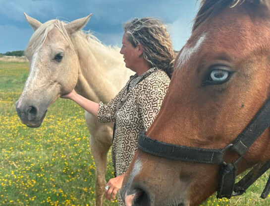 "El amor está del otro lado del miedo": turismo consciente, una experiencia de bienestar asistida con caballos