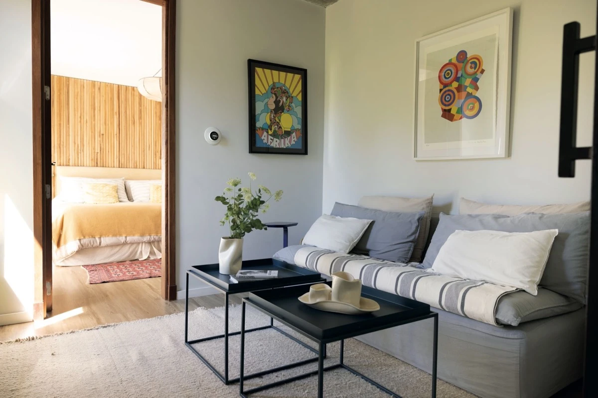Una sala de estar funciona como espacio de transición y refugio personal. 