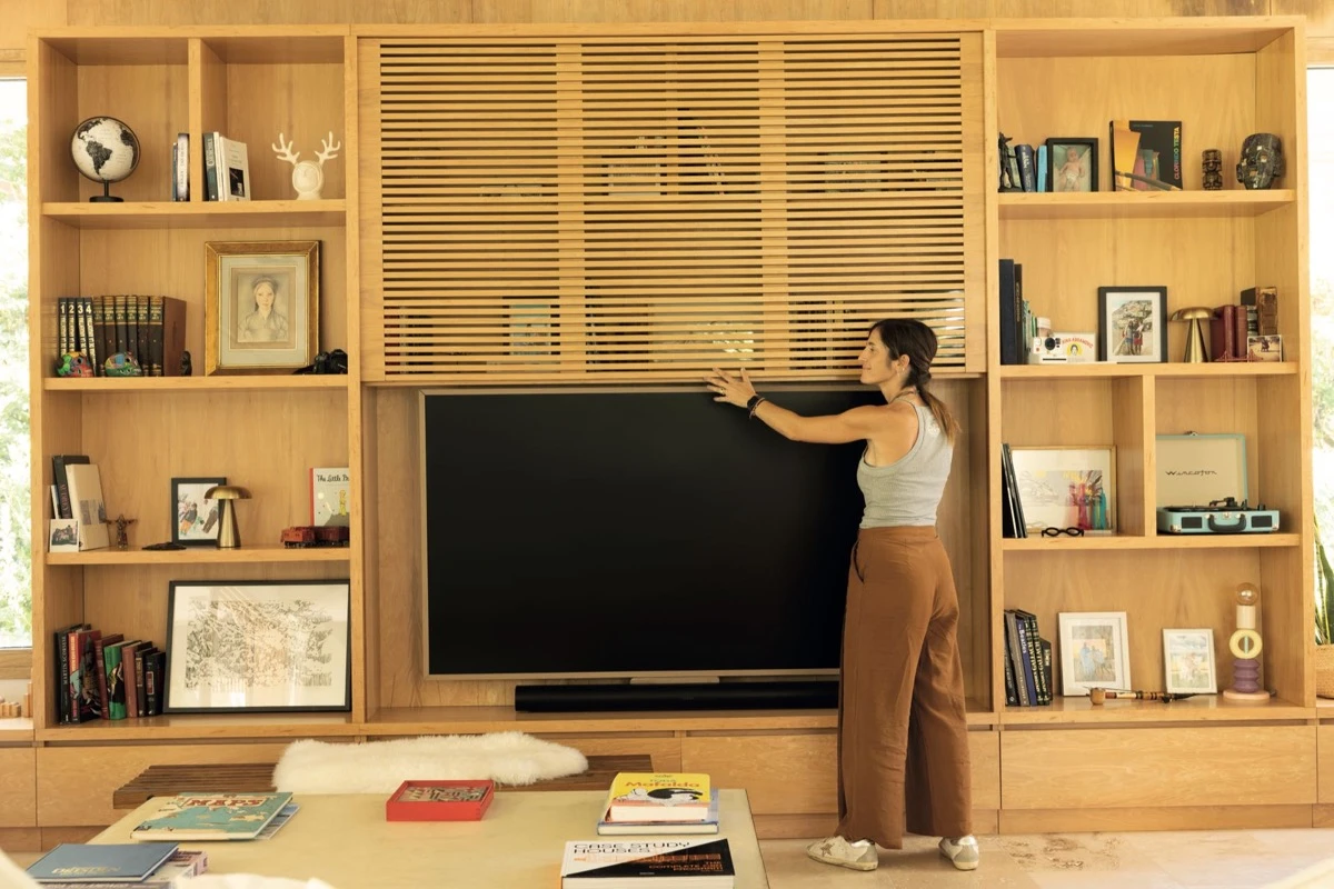 La arquitecta María Strada en acción sobre la espectacular biblioteca. 