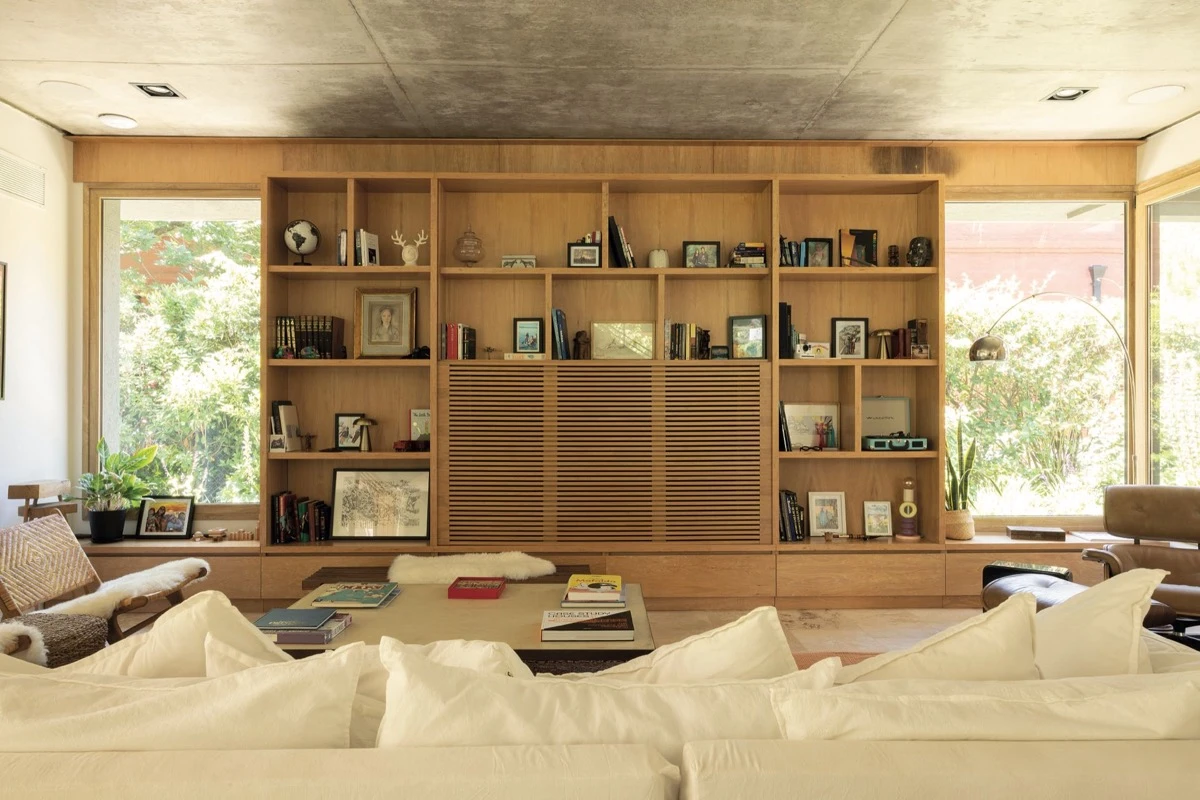 La biblioteca enchapada en madera lenga. 