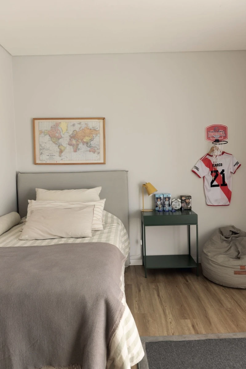El dormitorio del hijo se organizó con una estética práctica y moderna. 