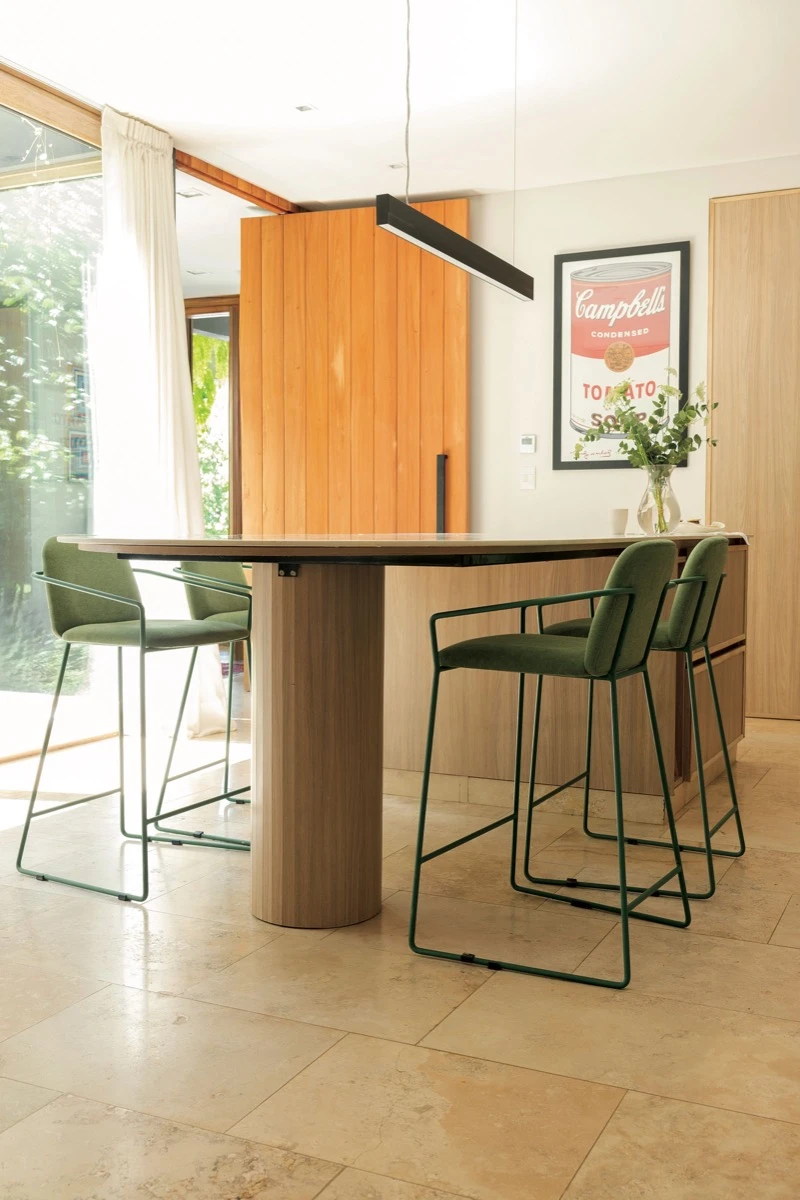 Las banquetas altas introducen un acento moderno. 