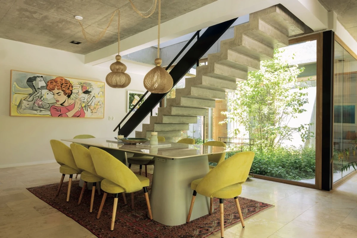 La luz natural forma parte de la escena del living. 