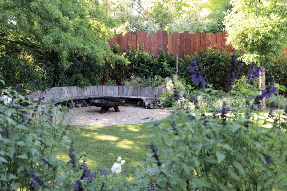 El paisajismo realizado por Vanesa Lauria complementa la esencia de la casa: especies nativas, lavandas, gramíneas y arbustos generan un recorrido que acompaña los distintos volúmenes de la casa. 