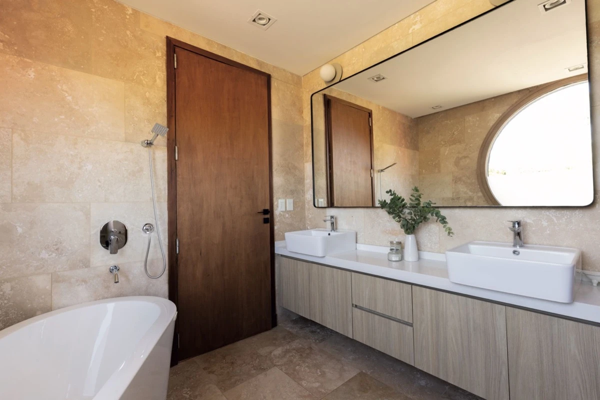 El baño, cálido y moderno. 