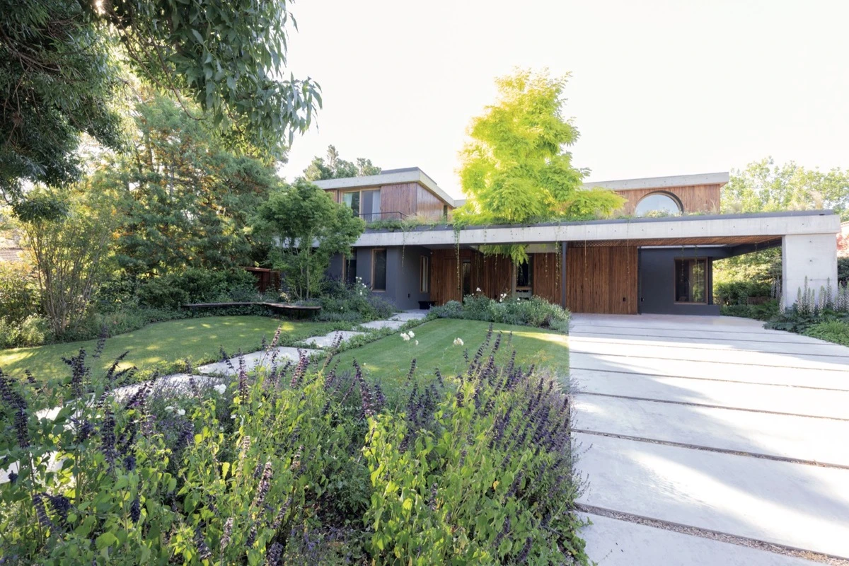 La fachada, con una geometría moderna que se integra de forma natural al entorno. 