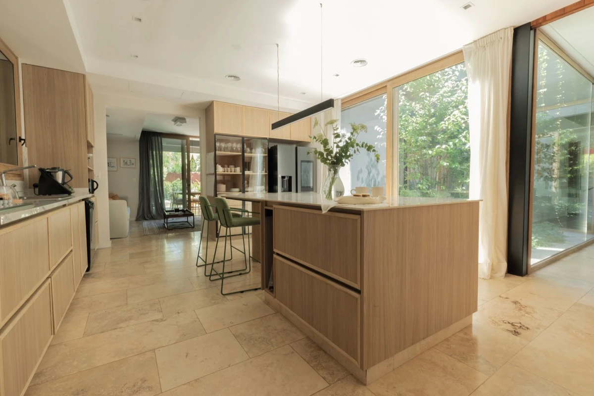 La cocina cálida, moderna y funcional.