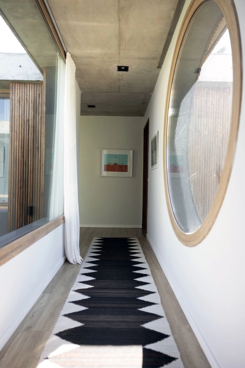 Una gran ventana circular en el pasillo. 