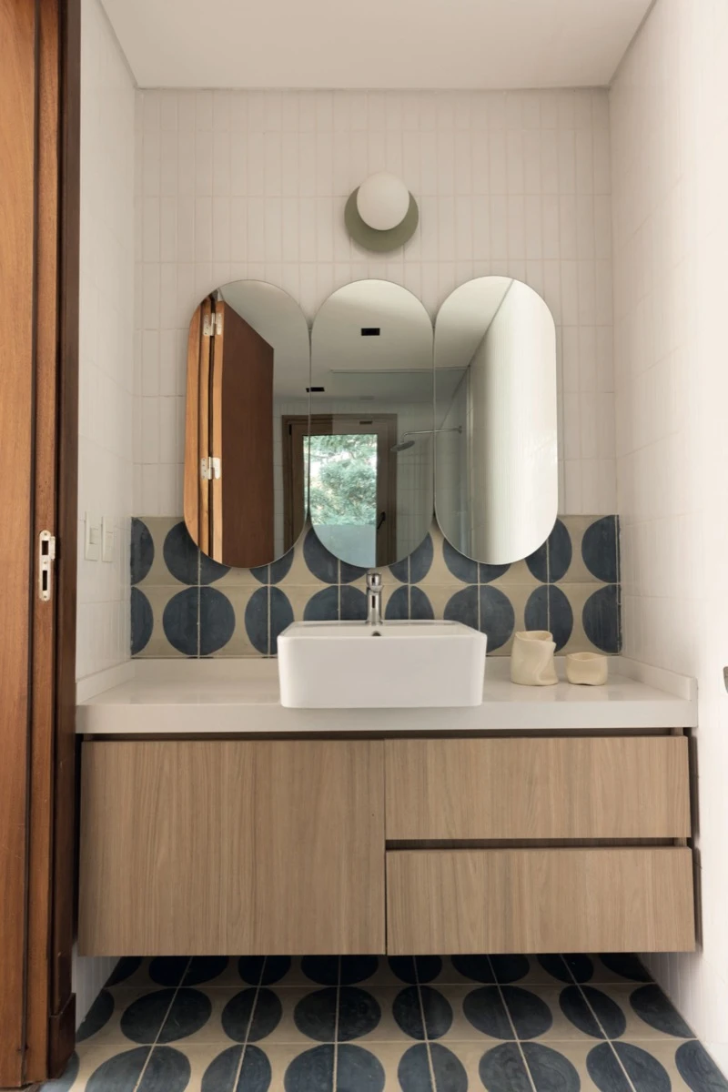 El baño principal combina amplitud, calma y materiales que transmiten bienestar.