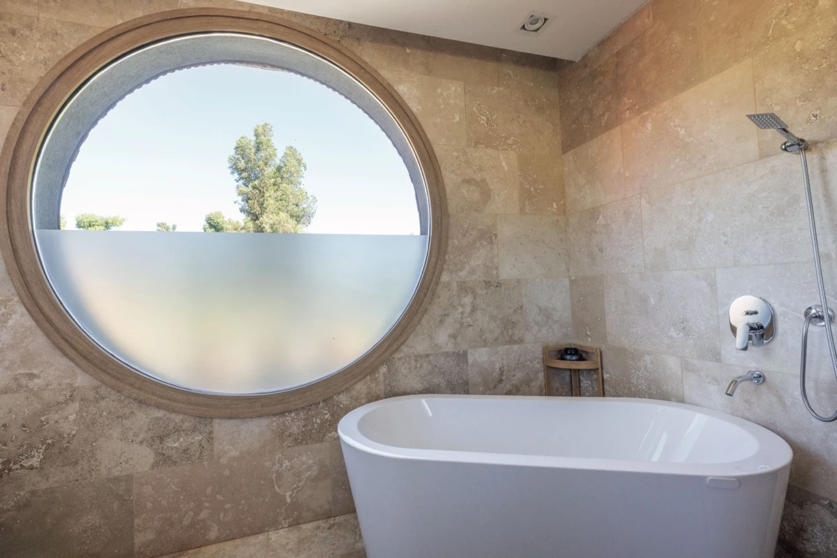  La bañera se ubica estratégicamente frente a la ventana creando un rincón de descanso perfecto.