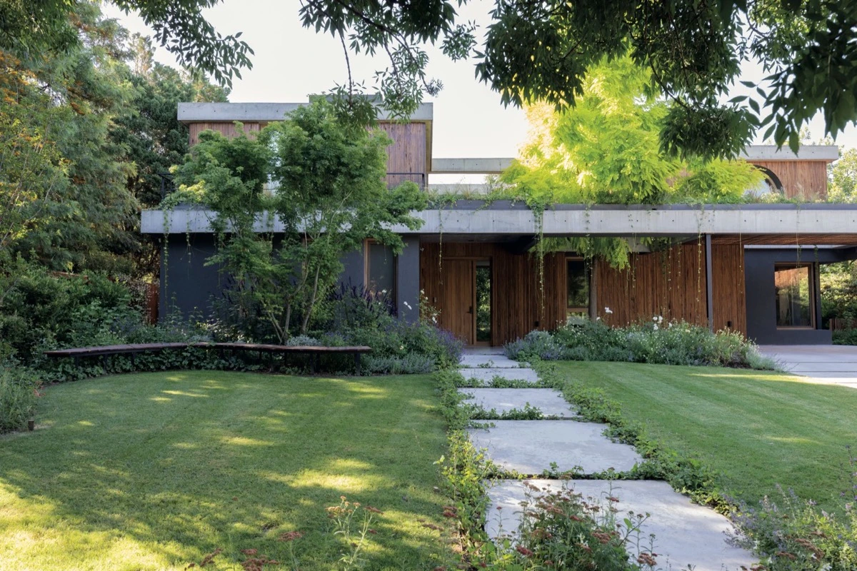 La paleta neutra acompaña el verde del jardín y refuerza la sensación de casa viva.  