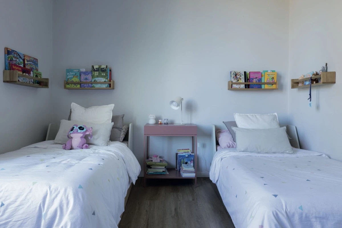 El cuarto de la más chicas de la casa, con simetría y la armonía.  