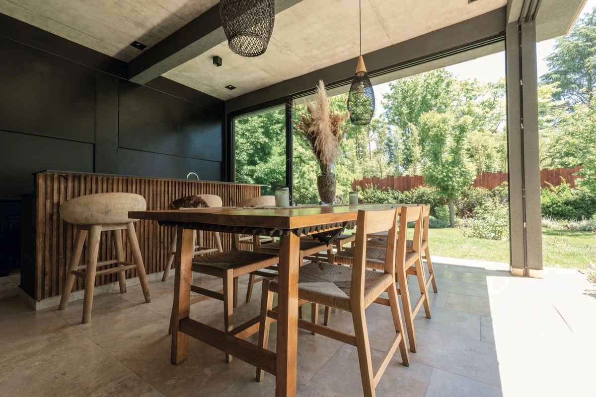 
La mesa exterior y la barra de cara al exterior. 