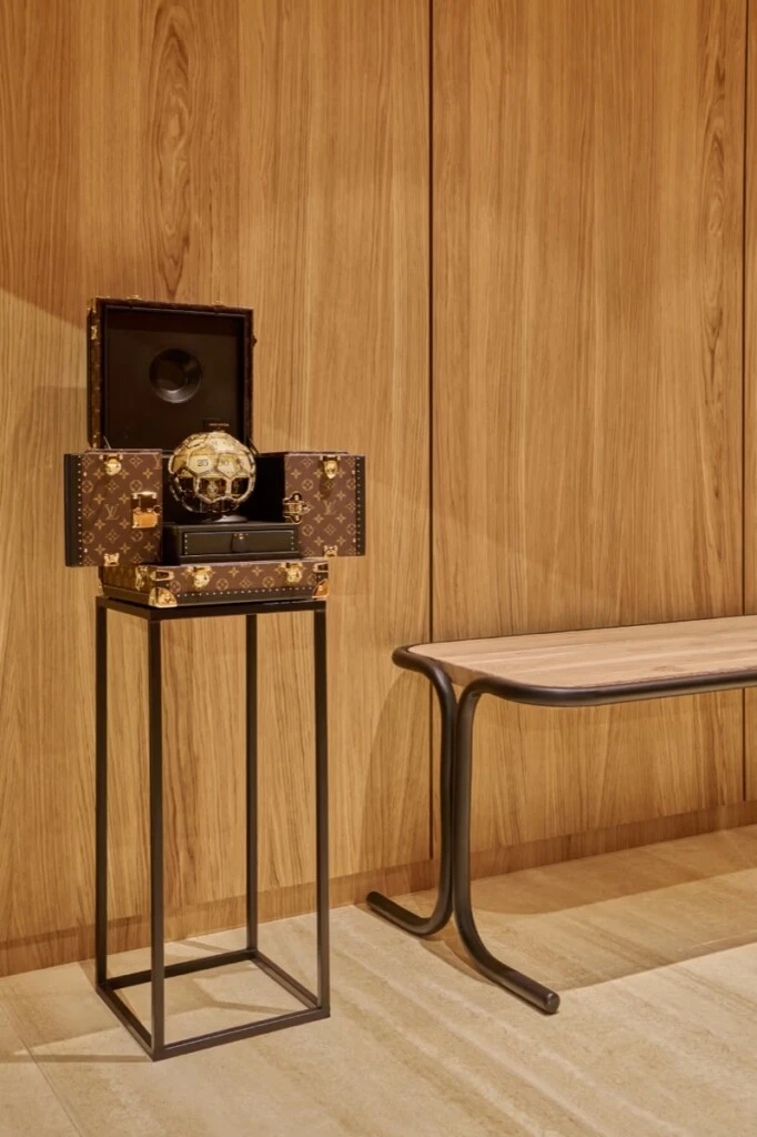 En esta visión, la arquitectura, la moda y el diseño funcionan como un mismo sistema.