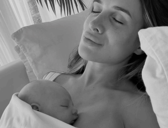 Cami Homs se animó a mostrar postales íntimas de los primeros días de su hija Aitana en su casa