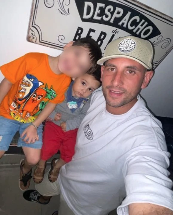 Ivan con sus hijos. Felipe tiene 2 años y le detectaron un cáncer avanzado mientras estaban de vacaciones en Brasil.
