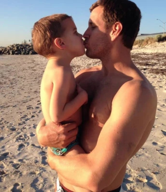 Jarrod y uno de sus hijos, de vacaciones