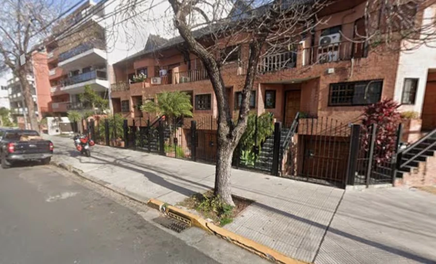 Las tres víctimas estaban inconscientes dentro de una casa ubicada en la calle Mercedes al 4400. Foto: captura Google Maps.
