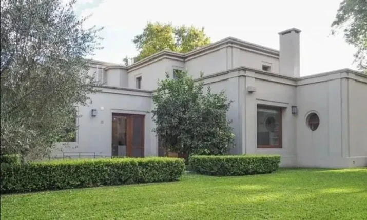 Así es por dentro la casa de Lali Espósito: diseño moderno y espacios amplios