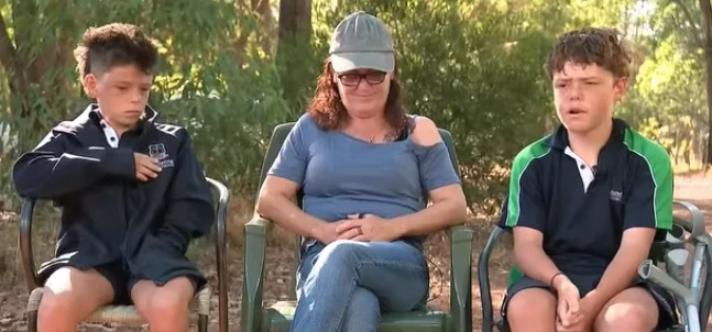 Austin junto a su mamá y uno de sus hermanos