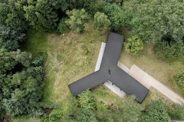 Así es la casa prefabricada danesa de acero y madera que se construye en tres días
