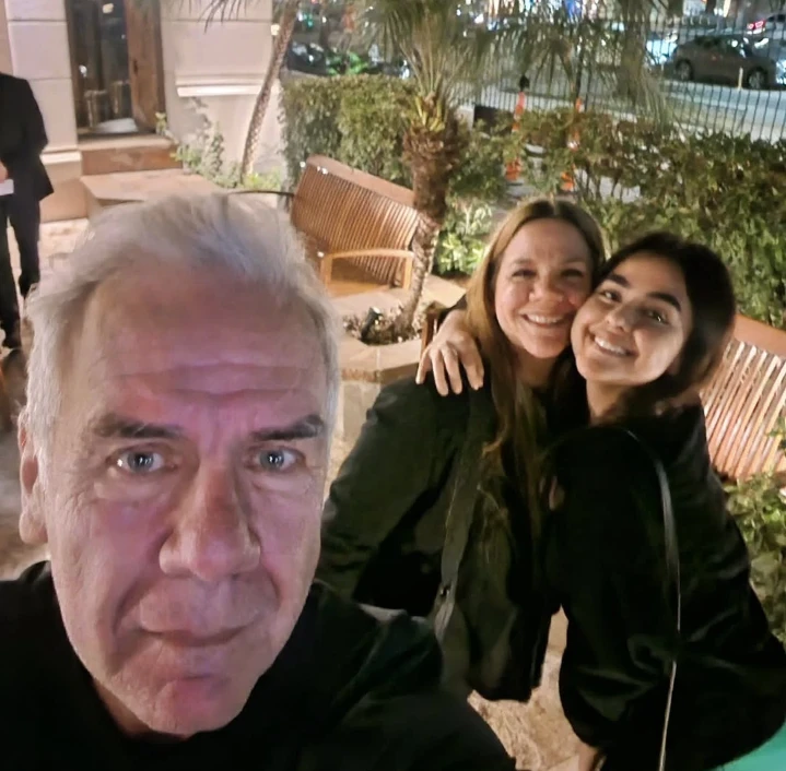 Esteban Mirol con sus hijas