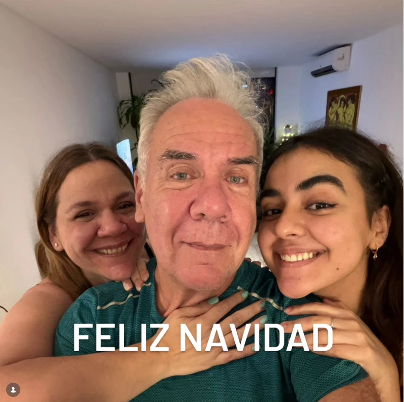 Esteban Mirol con sus hijas