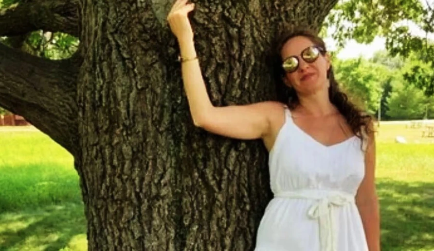 "Sentí una conexión": la historia de la mujer que se enamoró de un roble y hoy es activista de la ecosexualidad