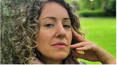 "Sentí una conexión": la historia de la mujer que se enamoró de un roble y hoy es activista de la ecosexualidad