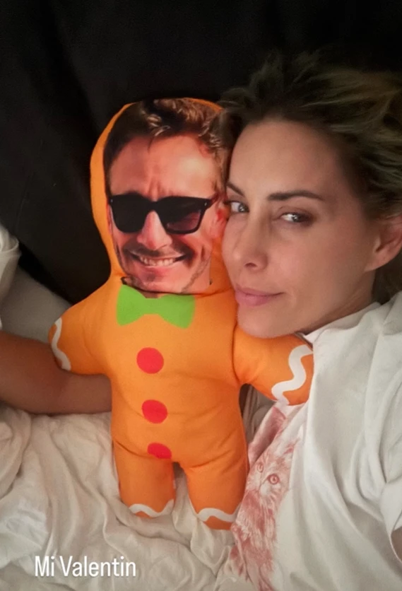 Anita compartió una imagen recién levantada en la que se la ve recostada en la cama con un muñeco de jengibre que tenía la cara de Vicuña.