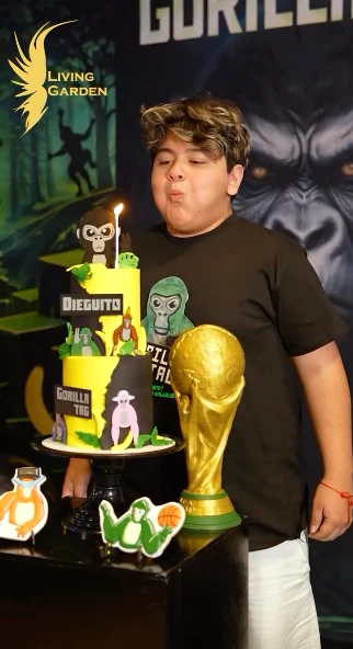 Dieguito soplando las velitas. Fotos: IG.