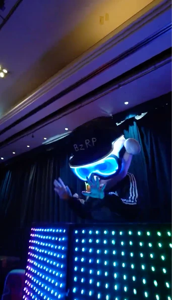 Entre las atracciones, hubo un DJ disfrazado de Bizarrap. Fotos: IG.