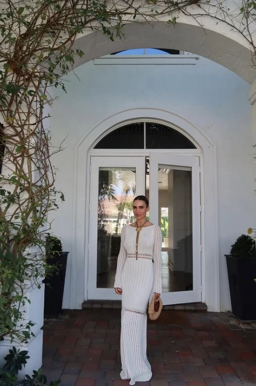 María Vázquez deslumbró con un vestido tejido color off white. 