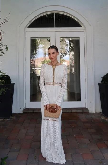María Vázquez deslumbró con un vestido tejido color off white. 