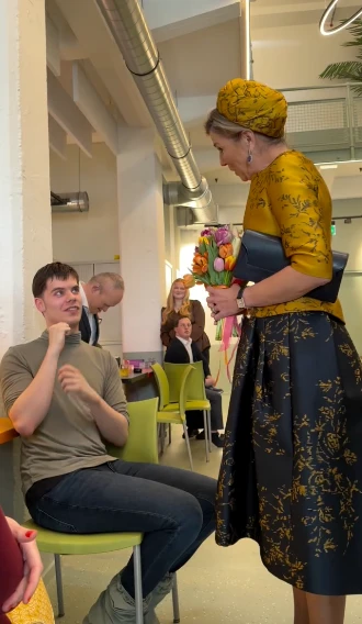 Máxima Zorreguieta apostó por tonos vibrantes y estampado floral. Fotos: Captura. 