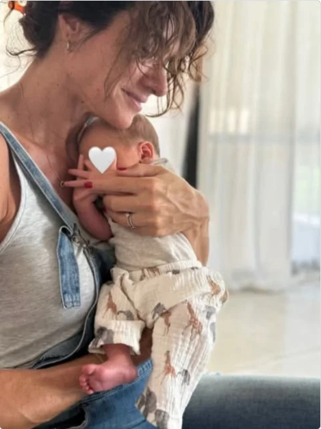 Florencia Raggi con Timoteo en brazos.