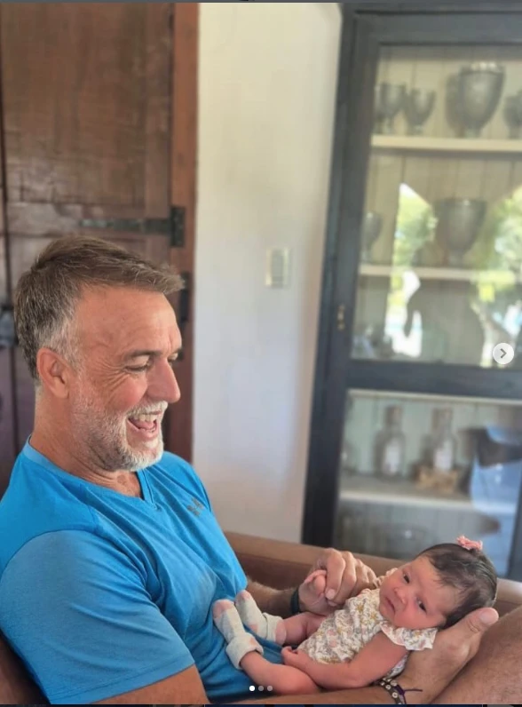 Gabriel Batistuta presentó oficialmente a Catalina, su segunda nieta.
