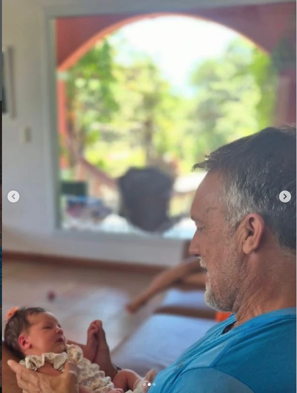 Batistuta con Catalina en sus brazos.