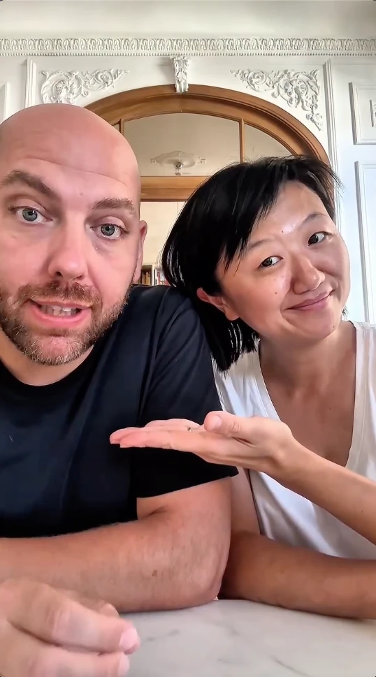 Karina Gao y su marido recorrerán el mundo con sus hijos por un año.