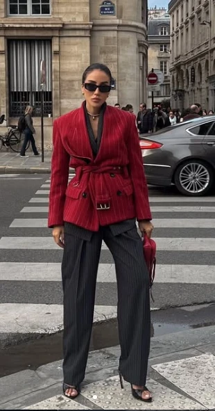 Las hombreras vuelven con todo y prometen ser protagonistas en el invierno 2026.