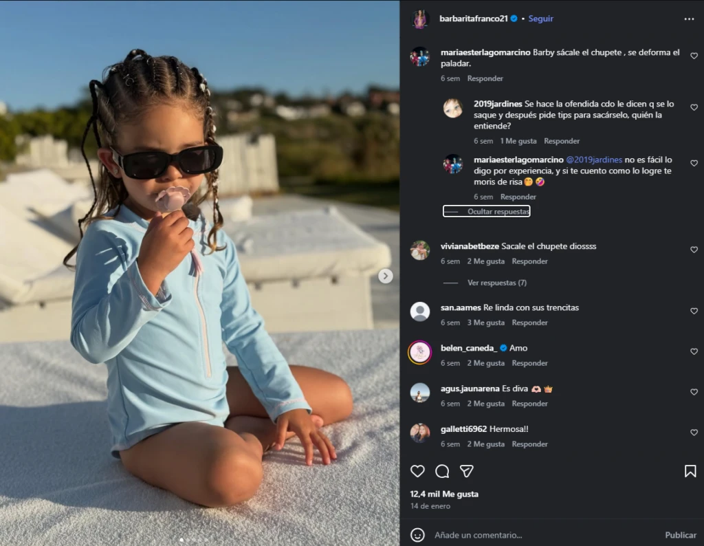 Los mensajes venían repitiéndose en distintas imágenes, incluso en posteos anteriores donde la pequeña aparecía disfrutando al sol con anteojos y chupete. 