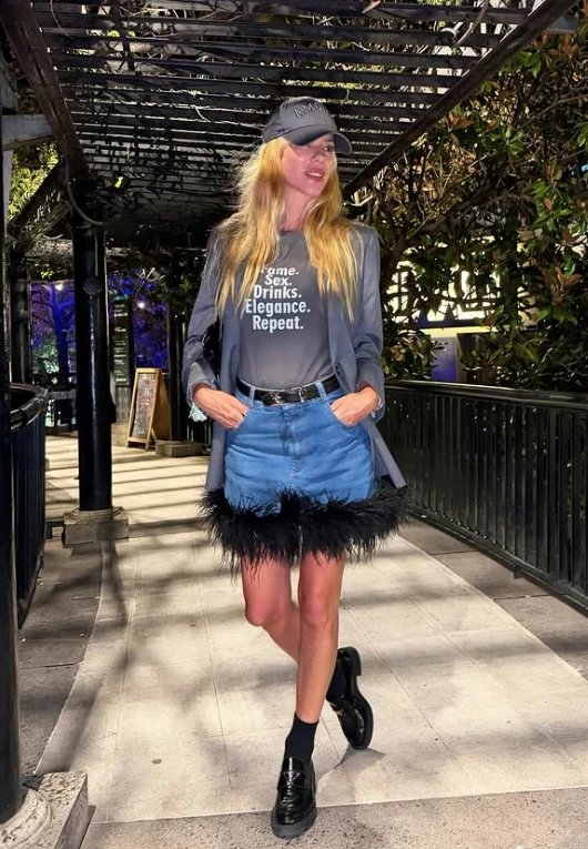 Nicole Neumann marca tenencia al llevar los mocasines con soquetes.