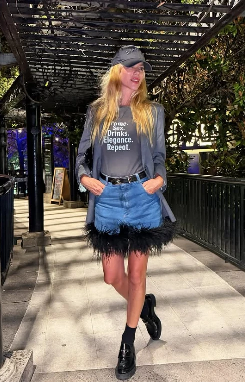 Nicole Neumann marca tenencia al llevar los mocasines con soquetes.