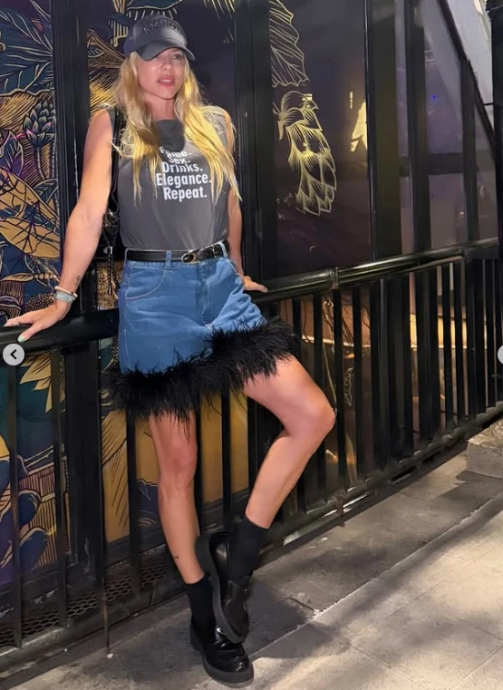 Nicole Neumann marca tenencia al llevar los mocasines con soquetes.